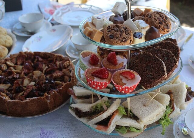 Etagere mit Kuchen und Snacks